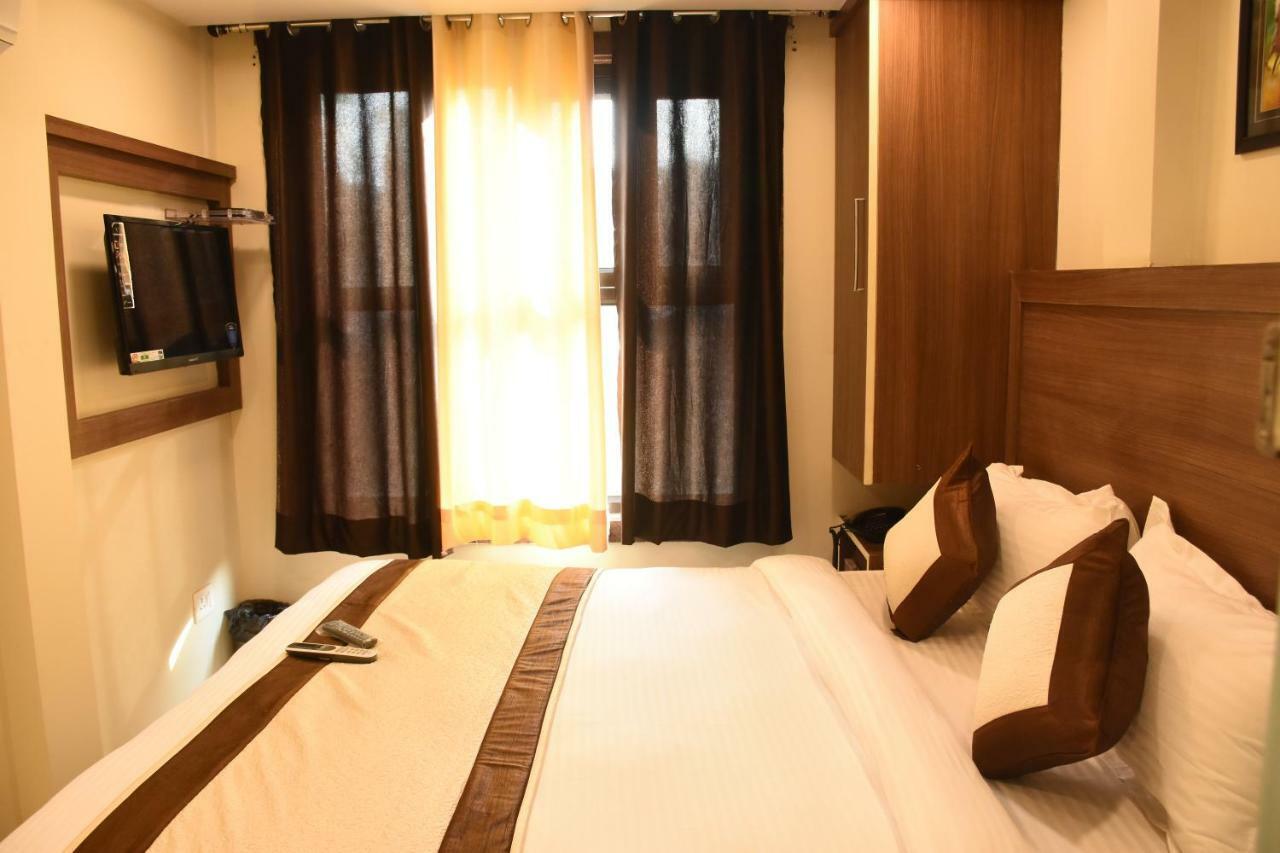 Hotel Kaushal Palace Нью-Дели Экстерьер фото