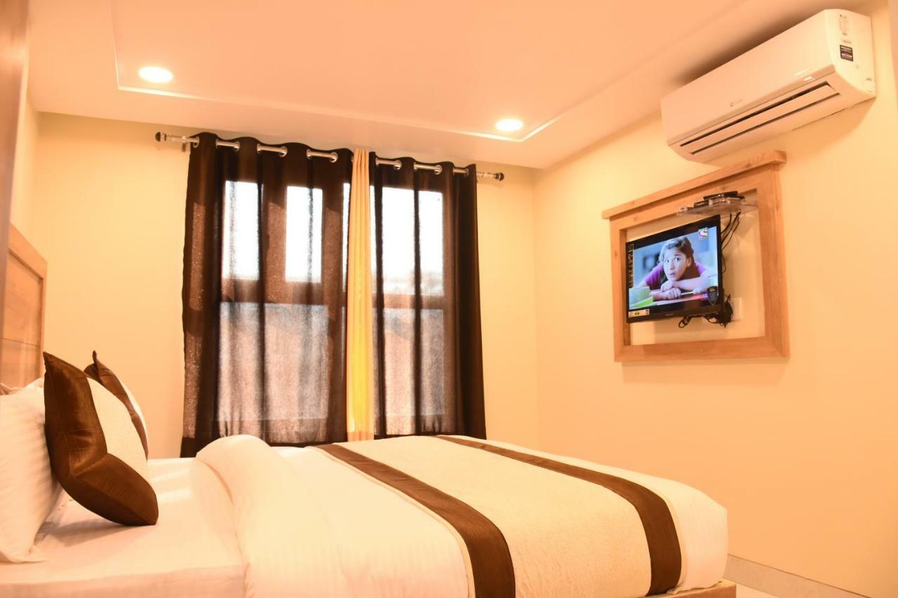 Hotel Kaushal Palace Нью-Дели Экстерьер фото